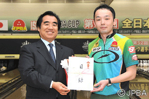 日本ブラインドゴルフ振興協会・半田脩時名誉副会長へ目録を手渡す優勝者の永野すばる(40期)